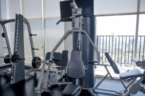 ジムの筋トレマシン9種類を解説！部位別に効果的なマシン一覧 | REAL